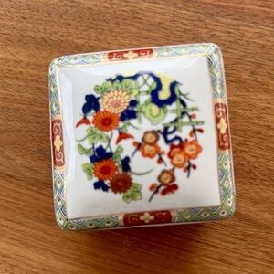 Vintage IMARI Japanese Asian Porcelain Square Floral Trinket Box w Lid